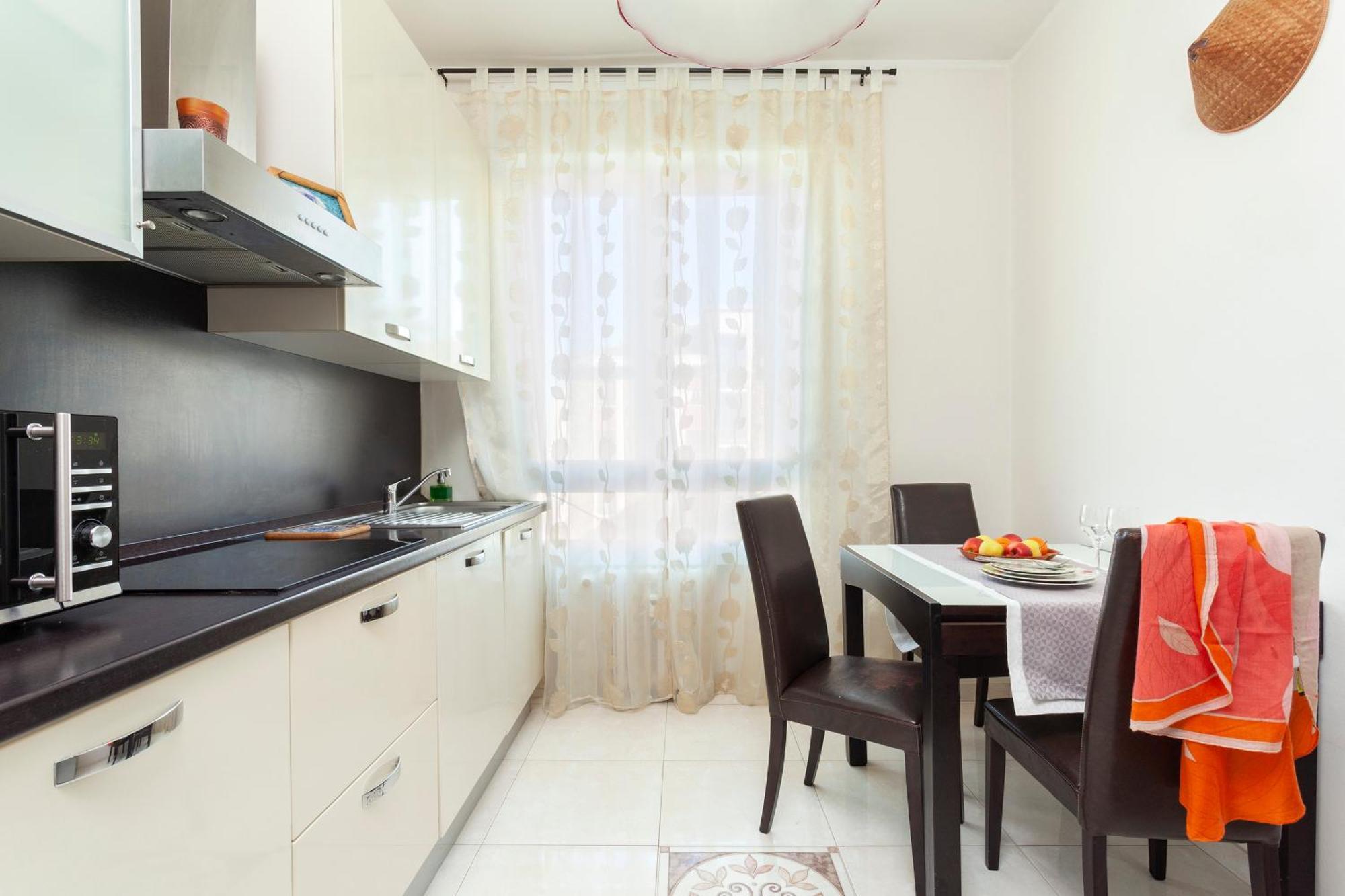 Two Spacious Bedrooms 1 Minute To Metro Stop Appartamento